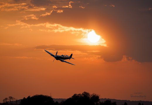 Spitfire Mk. IXb MH415, Foto entstand (leider) aus zwei Bilder in Gelnhausen beim schönen Sonnenuntergang